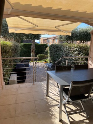 Outdoor dining - Vrbo Property (Cavalaire-sur-Mer)