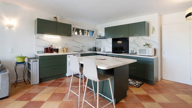 Coffee/tea maker, fridge, microwave, oven
