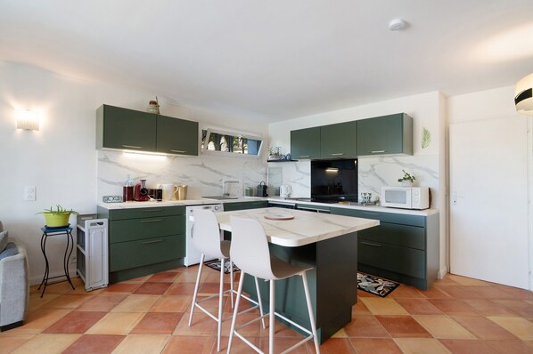 Coffee/tea maker, fridge, microwave, oven