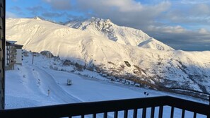 A snow-covered mountain landscape with buildings and a ski slope. - Vrbo Property (Saint-Lary-Soulan)