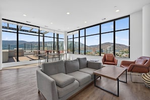 TV - Spectacular View, Downtown 1 Bd @ Brooklyn 2111 (Kelowna)