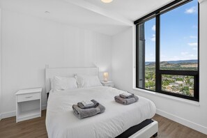 Iron/ironing board, free WiFi, bed sheets - Spectacular View, Downtown 1 Bd @ Brooklyn 2111 (Kelowna)