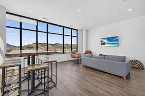 Interior - Spectacular View, Downtown 1 Bd @ Brooklyn 2111 (Kelowna)
