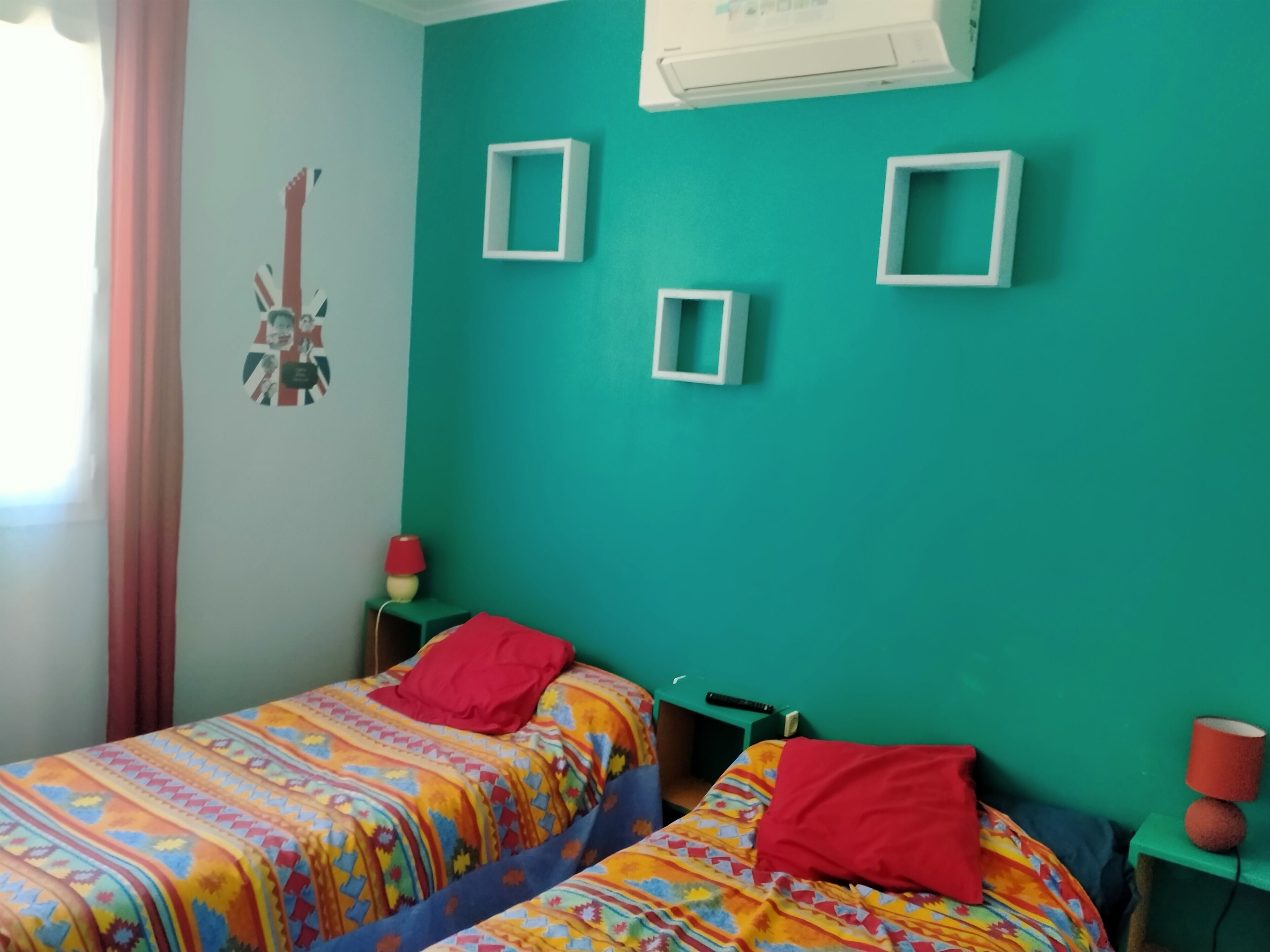 2 bedrooms, iron/ironing board, internet, bed sheets