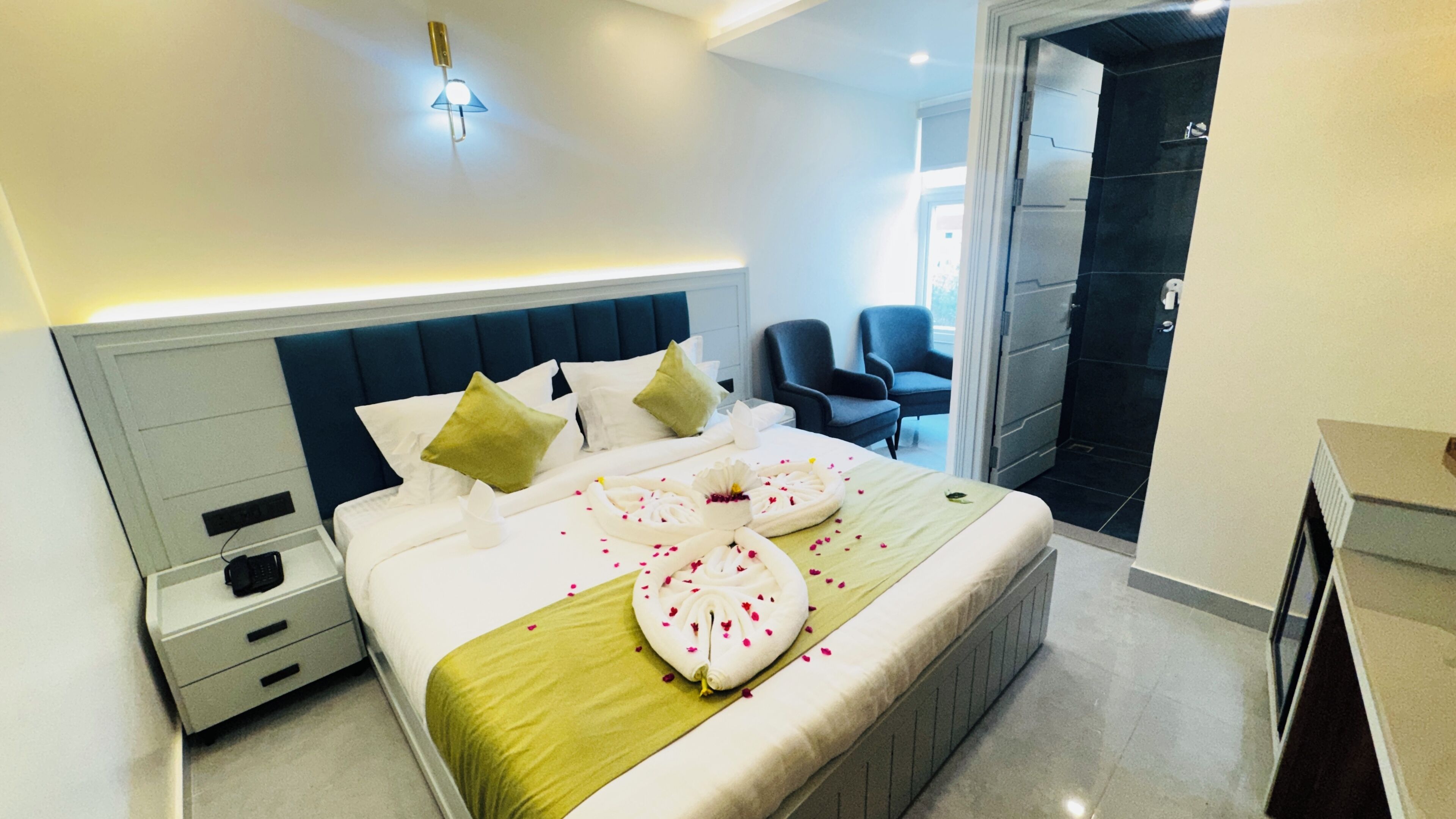 Deluxe Room, Garden View | In-room safe, desk, laptop workspace