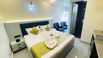Deluxe Room, Garden View | In-room safe, desk, laptop workspace