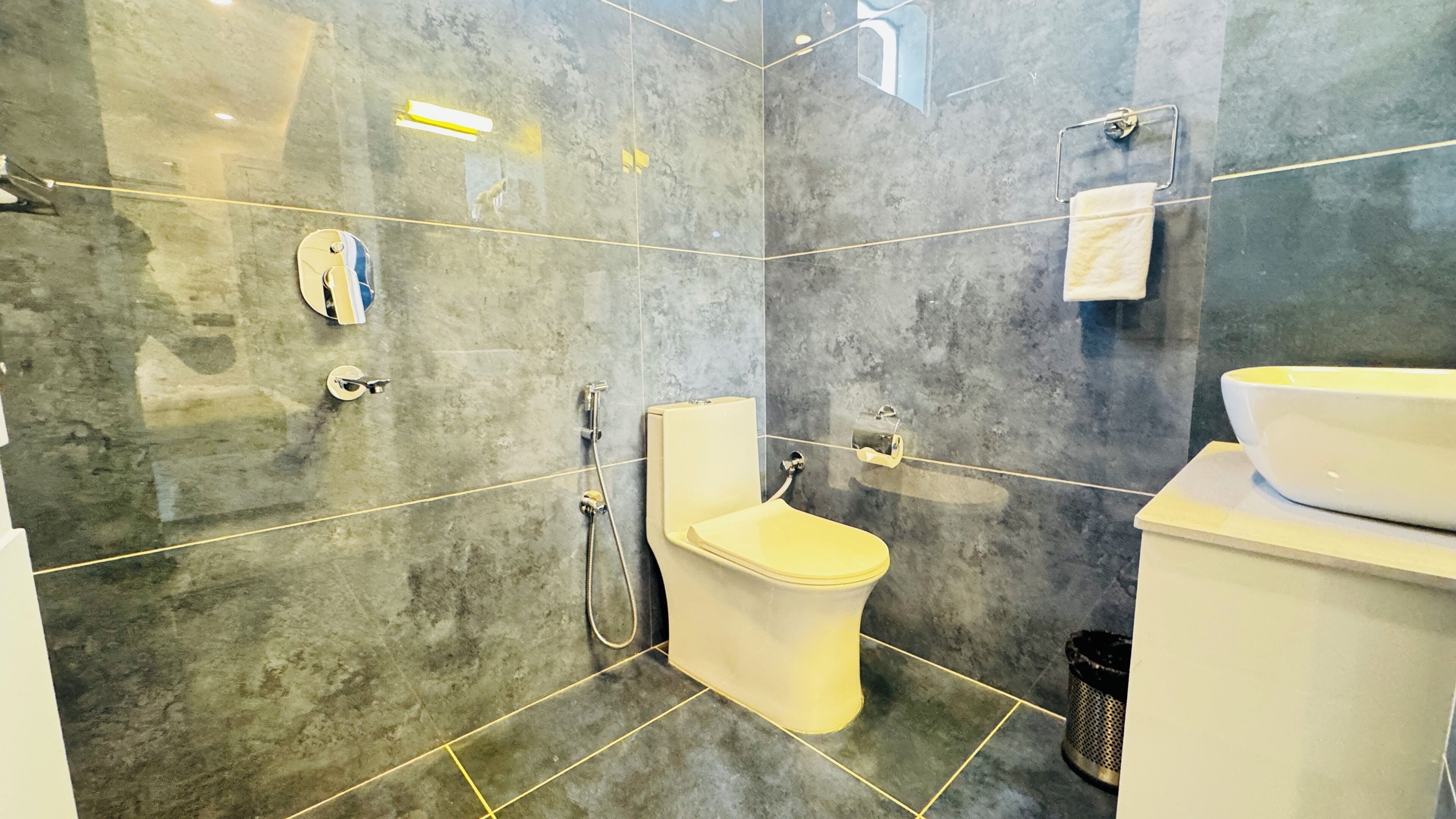 Deluxe Room, Garden View | Bathroom | Shower, hair dryer, slippers, towels