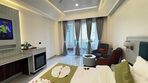 Superior Double Room, Hill View | Peti besi dalam bilik, meja, ruang kerja komputer riba 