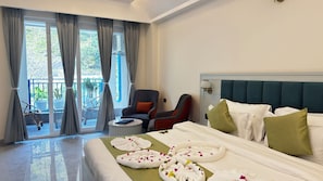 Superior Double Room, Hill View | Peti besi dalam bilik, meja, ruang kerja komputer riba 