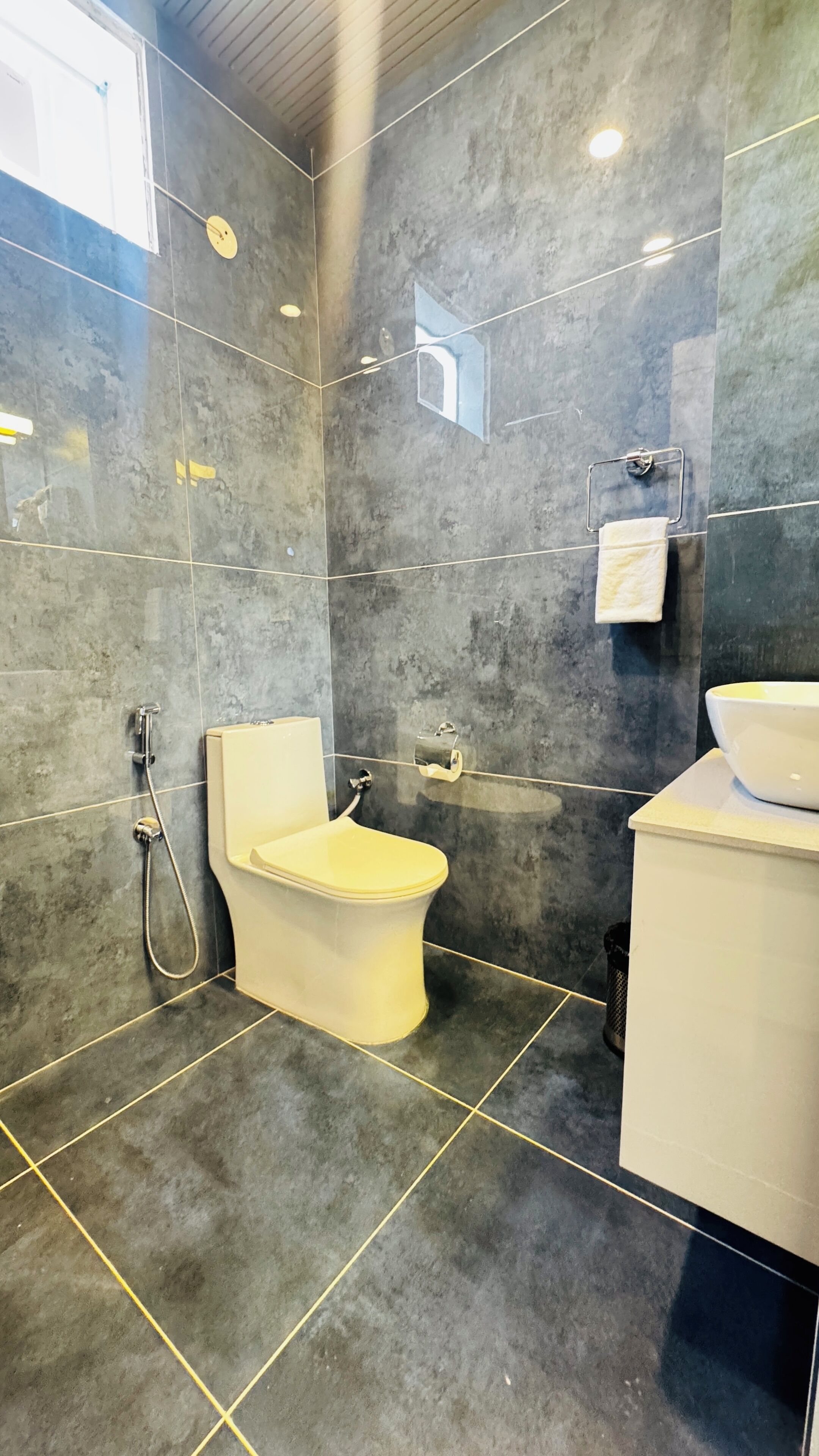 Deluxe Room, Garden View | Bathroom | Shower, hair dryer, slippers, towels