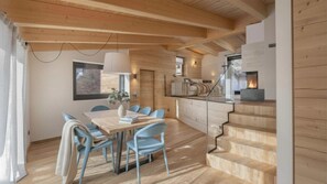 Ein modernes Interieur mit Essbereich, Küche und Treppe.