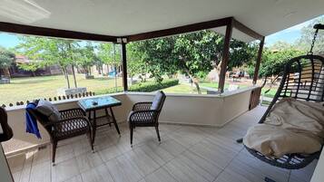 Deluxe Room, Garden View | Outdoor dining