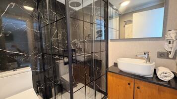 Standardzimmer, Gartenblick | Badezimmer | Dusche, Haartrockner, Hausschuhe, Handtücher