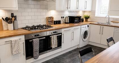 4 bed 4 Shower Room Sleeps 7 Free Parking Long Term Stays