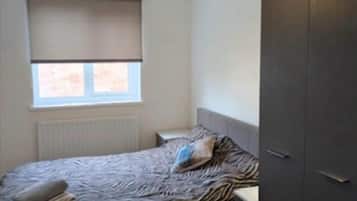 1 habitación, tabla de planchar con plancha, wifi gratis y ropa de cama