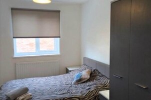 1 habitación, tabla de planchar con plancha, wifi gratis y ropa de cama 