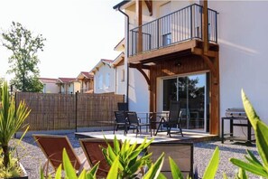 Outdoor dining - Vrbo Property (biscarrosse)