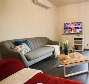 Een smart-tv en boeken