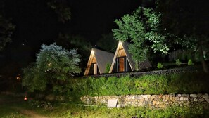 Two triangular wooden cabins with a stone wall in front. - Bhimtal Hotel nr. Bhowali Range Arahnyam (Bhimtal)