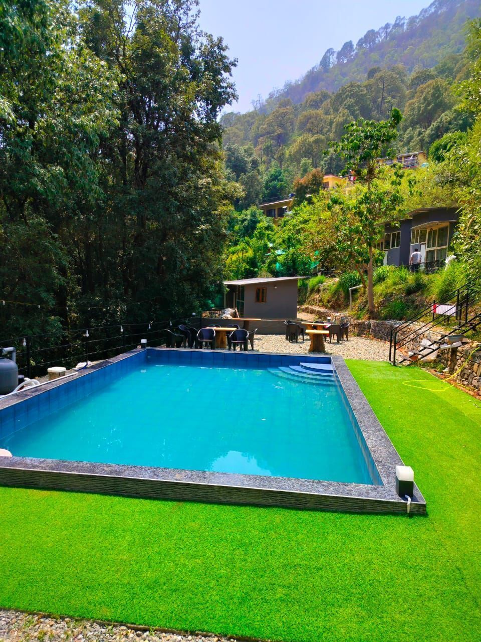 Una piscina al aire libre