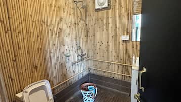 Shower, free toiletries, towels