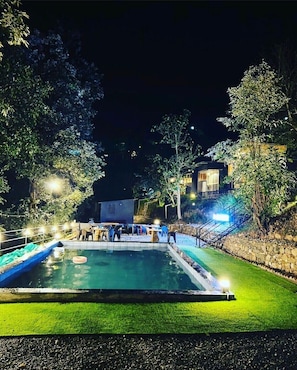 Outdoor pool - Bhimtal Hotel nr. Bhowali Range Arahnyam (Bhimtal)