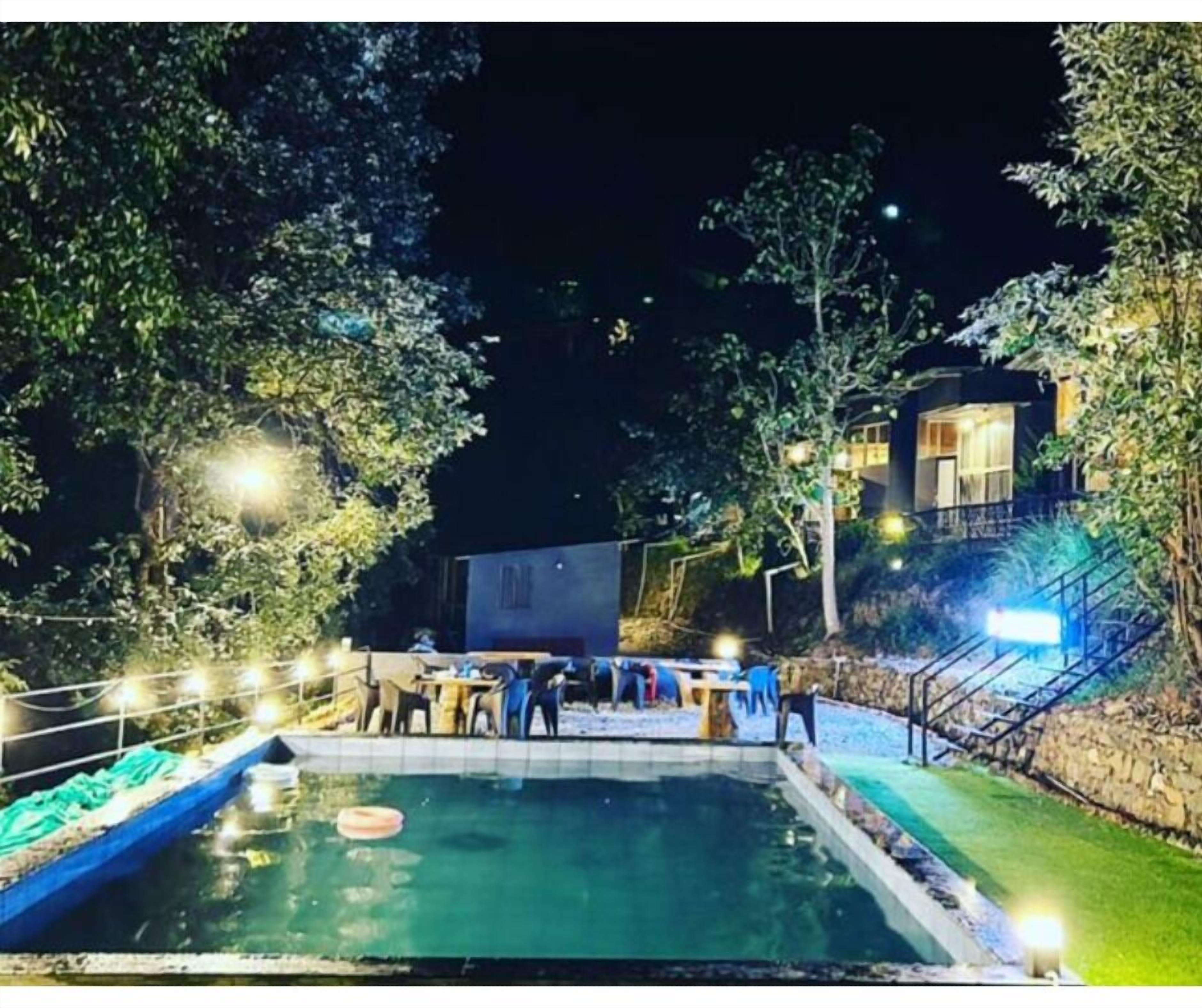 Una piscina al aire libre