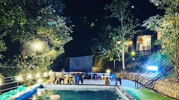 Una piscina al aire libre