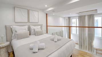 Tabla de planchar con plancha, wifi y ropa de cama