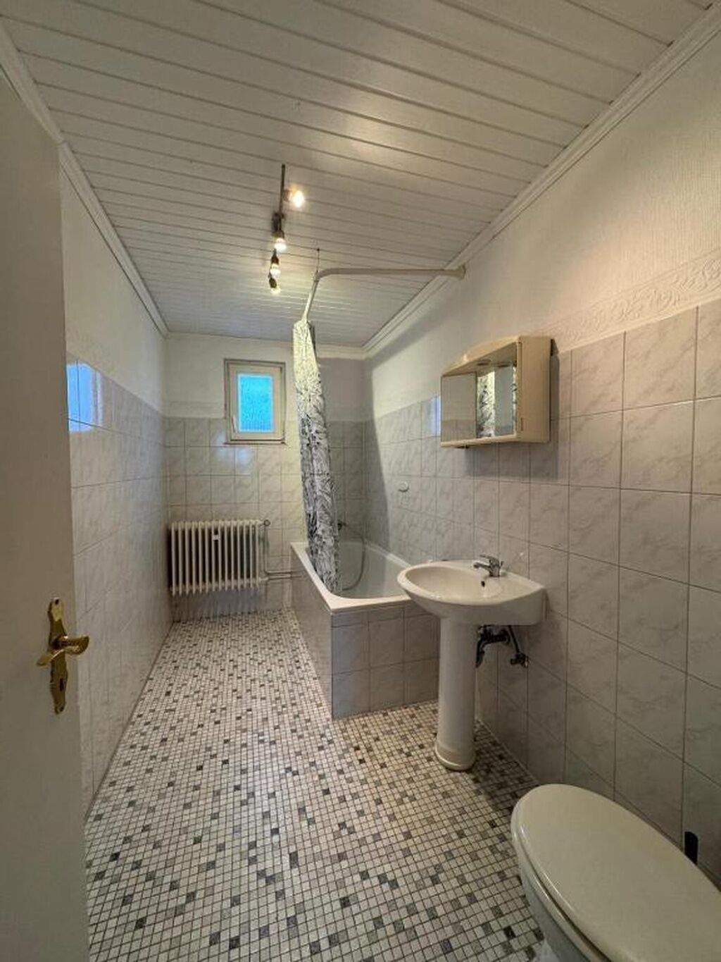 Douche, baignoire à jets, bidet, serviettes fournies