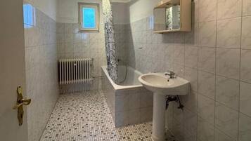 Douche, baignoire à jets, bidet, serviettes fournies
