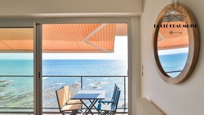 A balcony with a table and chairs, overlooking the sea. - Brasilia - Vue mer d’exception aux Sables, balcon & plage (Les Sables-d´Olonne)