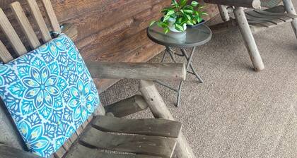Perfect 2-bedroom 2 bath cabin with AC and fireplace in beautiful Murphy NC.