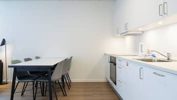 Full-sized fridge, oven, stovetop, dishwasher