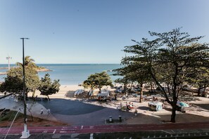 A beachside area with a paved walkway, trees, and a clear view of the sea. - Sea Front - 3Q Wonderful and cozy (Vila Velha)