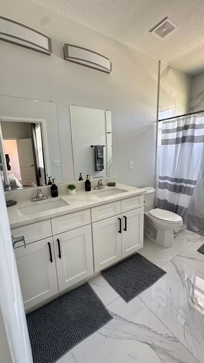 Haartrockner, Handtücher, Seife, Toilettenpapier