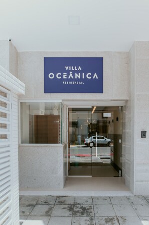 Ein Gebäudeeingang mit einem Schild, auf dem 'VILLA OCEÁNICA RESIDENCIAL' steht.