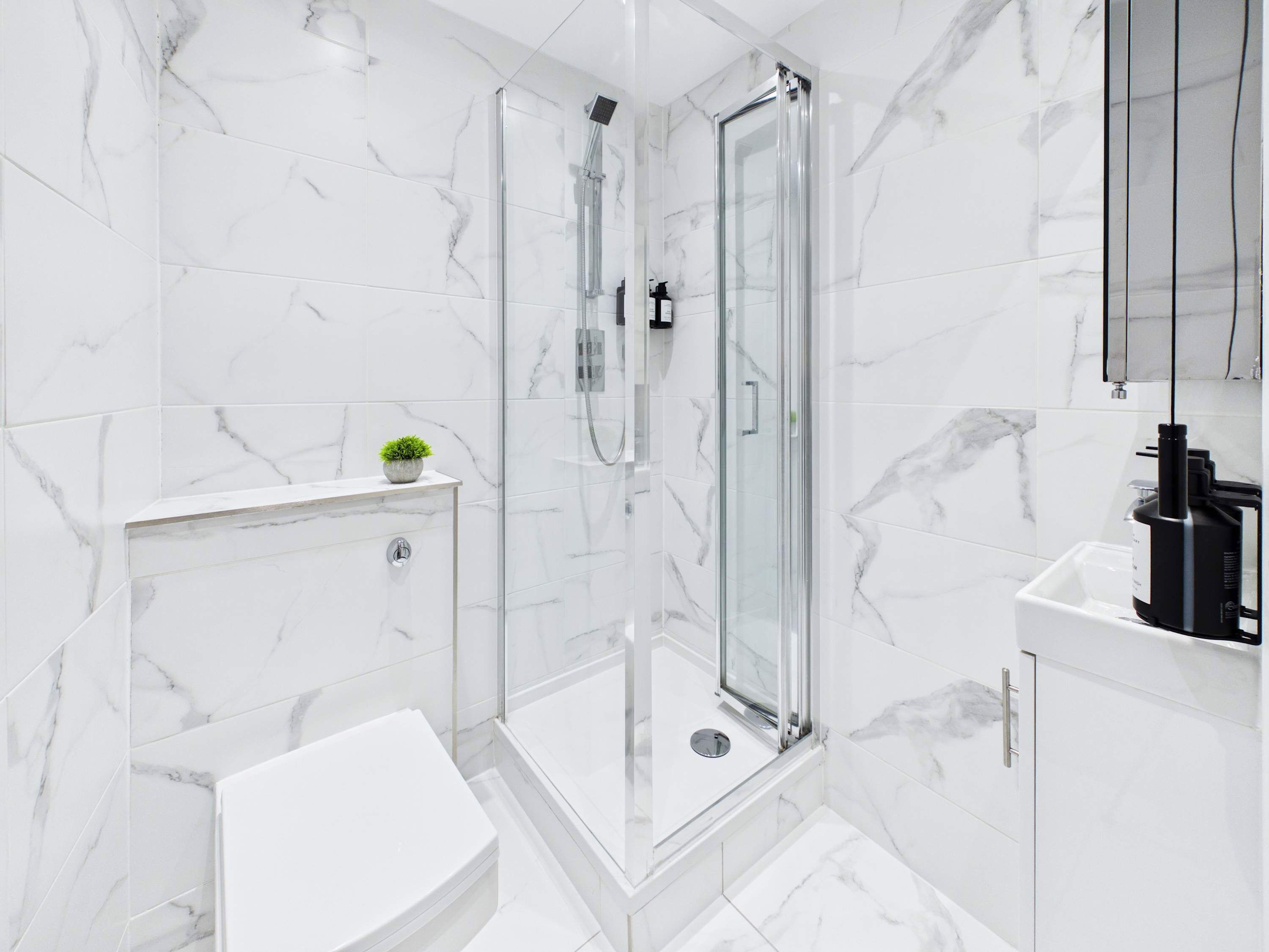 Douche, séchoir à cheveux, serviettes fournies, shampooing