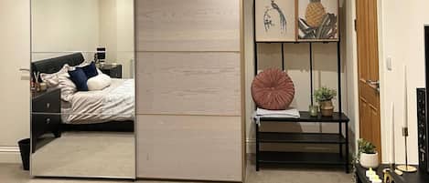 1 habitación, tabla de planchar con plancha, wifi gratis y ropa de cama