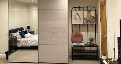 1 Bed Apartment Sleeps 2 - Free Parking on Request