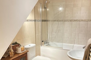 Combined shower/tub, deep soaking tub, towels