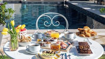 Petit déjeuner buffet servi tous les jours en supplément