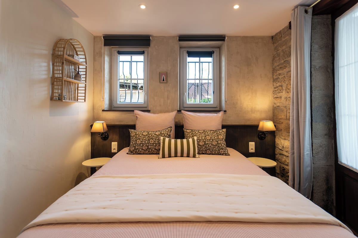 ห้องคอมฟอร์ทดับเบิล, วิวสวน | เครื่องนอนระดับพรีเมียม, เตียง Select Comfort, โต๊ะทำงาน