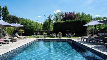 Una piscina al aire libre de temporada