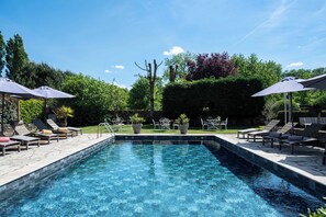 Una piscina al aire libre de temporada
