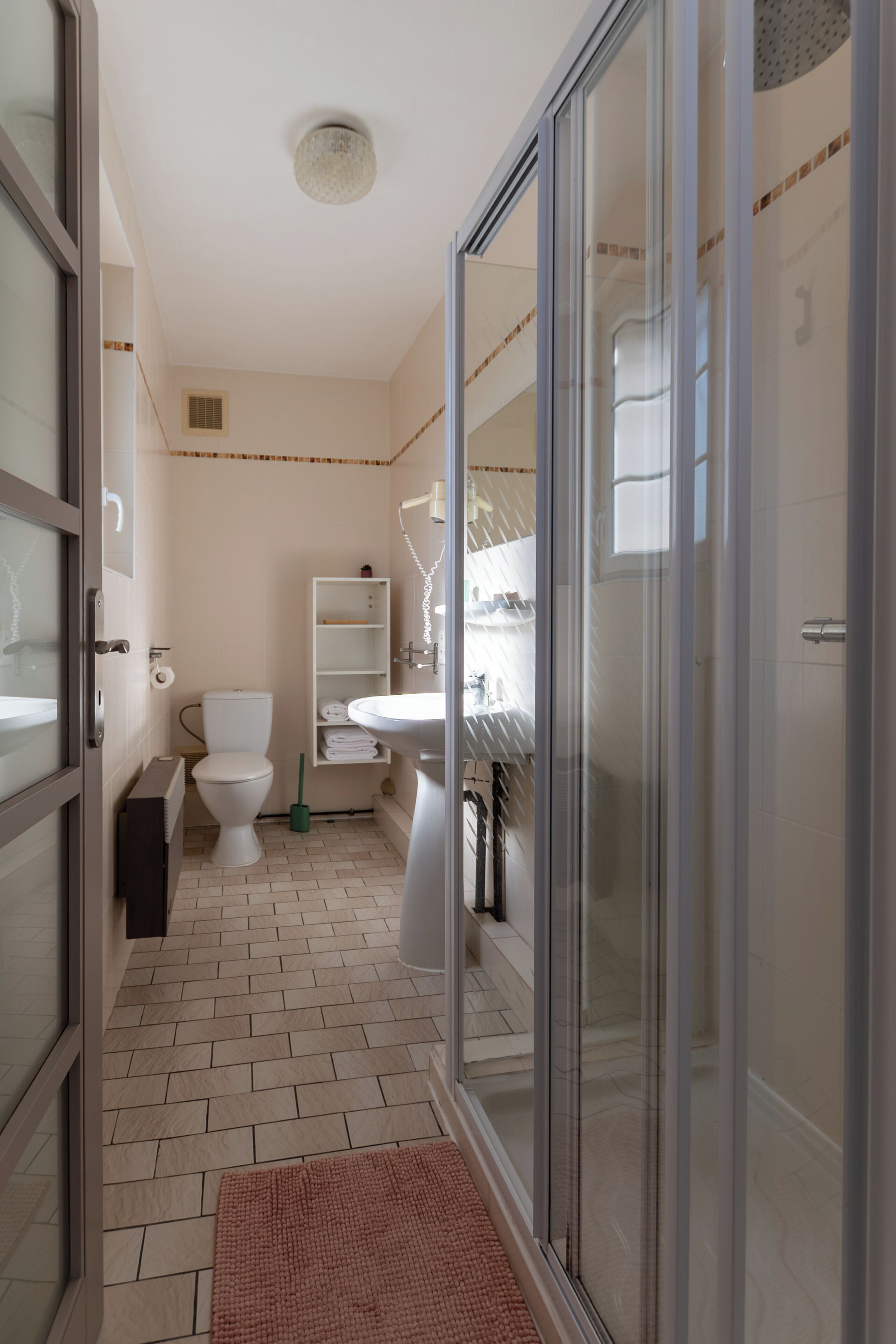 Comfort Double Room, Garden View | Bathroom | Hydromassage showerhead, designer toiletries, hair dryer, towels