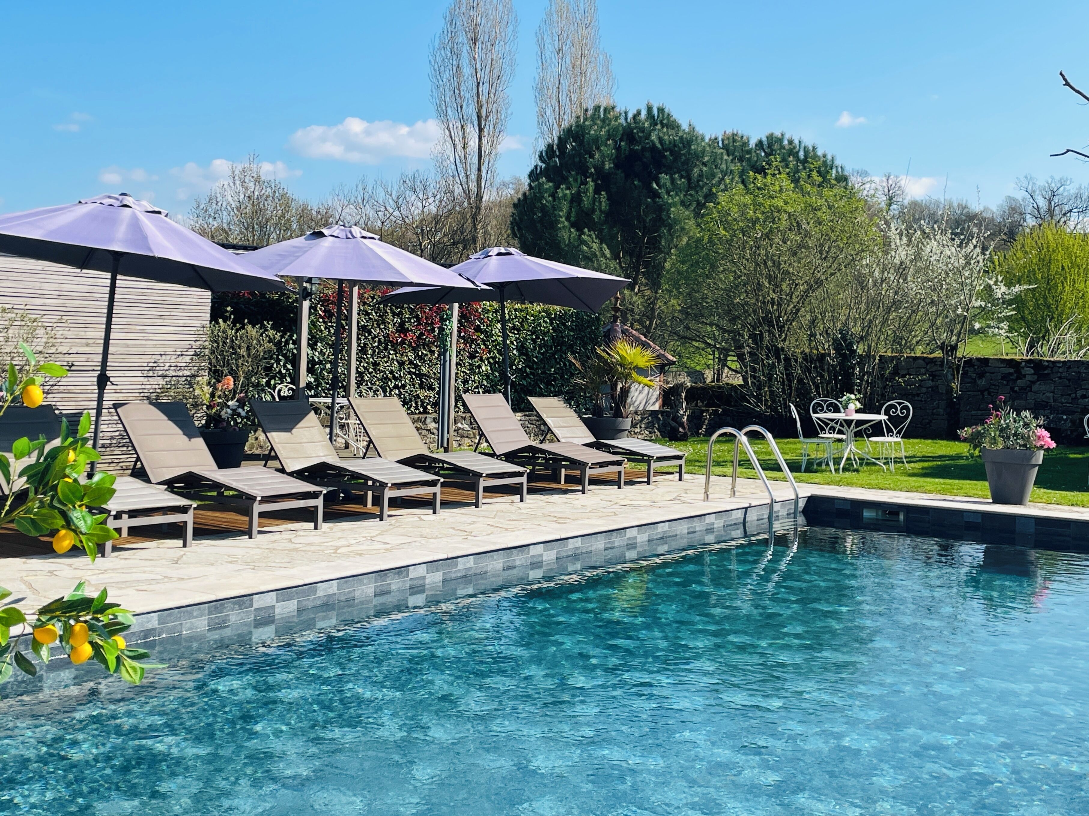 Piscine extérieure en saison