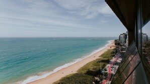 Eine Küstenansicht mit Strand, Ozean und Stadtbild.