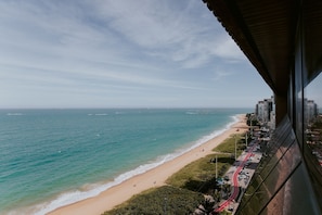 Eine Küstenansicht mit Strand, Ozean und Stadtbild.