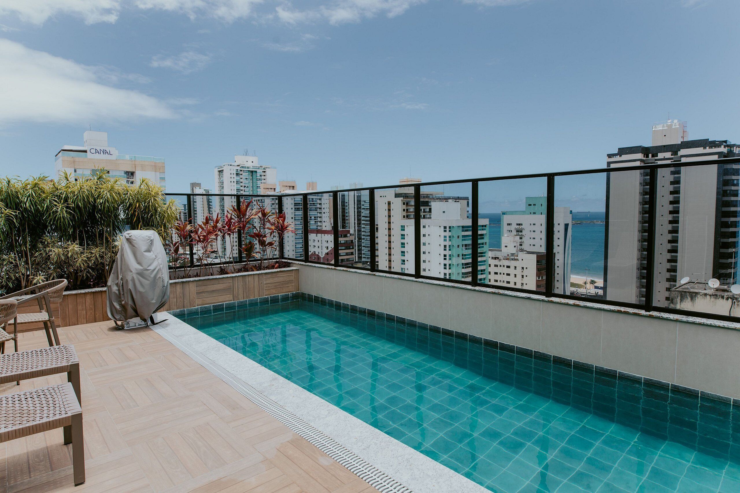 Ein Pool auf dem Dach mit Blick auf die Stadt und das Meer.